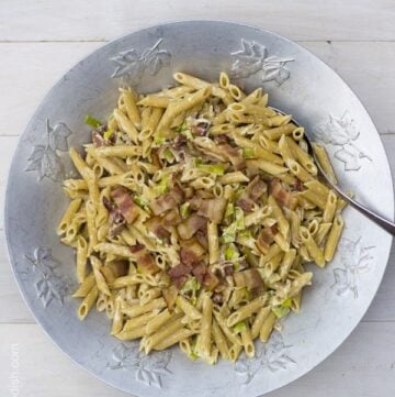 An easy and quick pasta dish with bacon, cheese, and leeks | Feelingfoodish.com