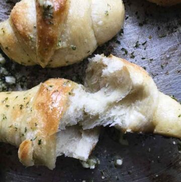 make these garlic knots from pizza dough - they are so easy! You won't be able to stop at one