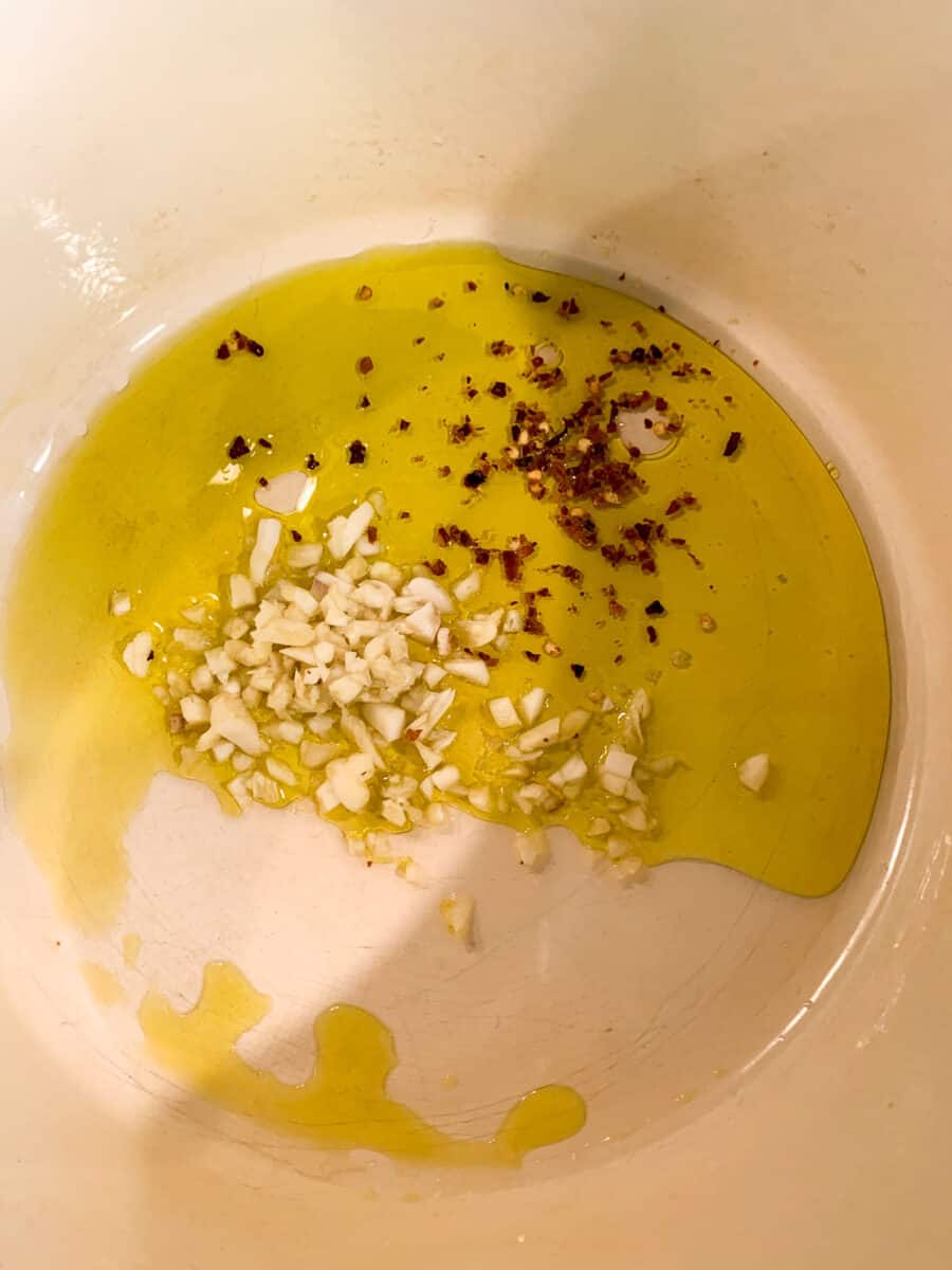 oil, garlic and seasonings in pot