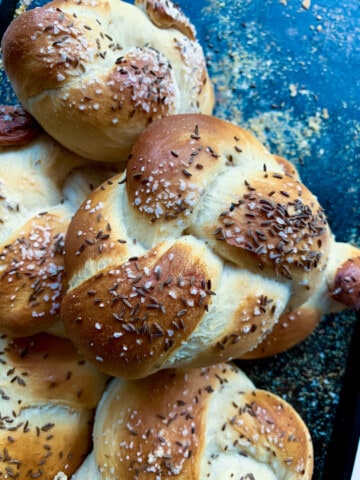 top view of weck rolls on black pan
