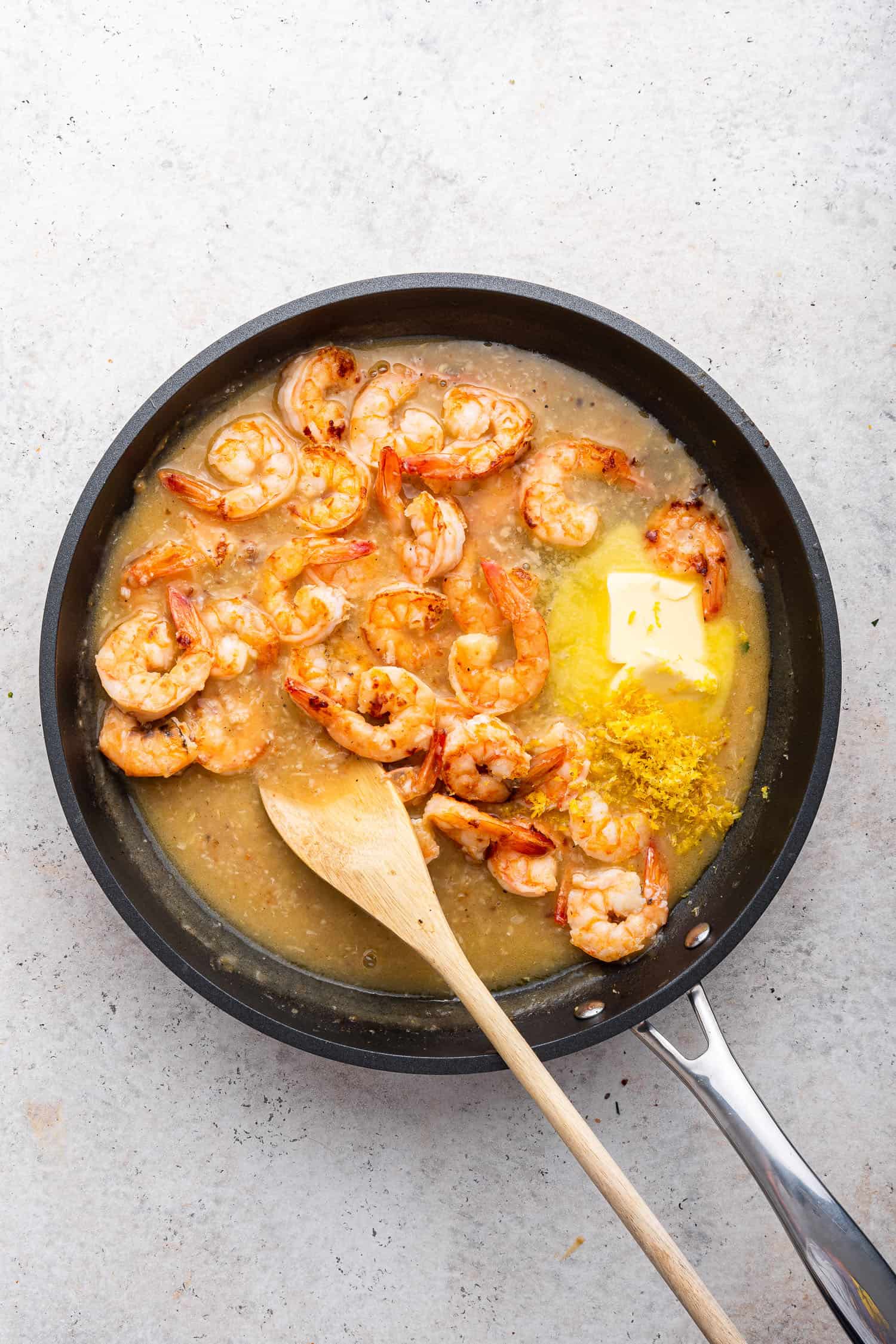 shrimp in lemon butter sauce in black pan